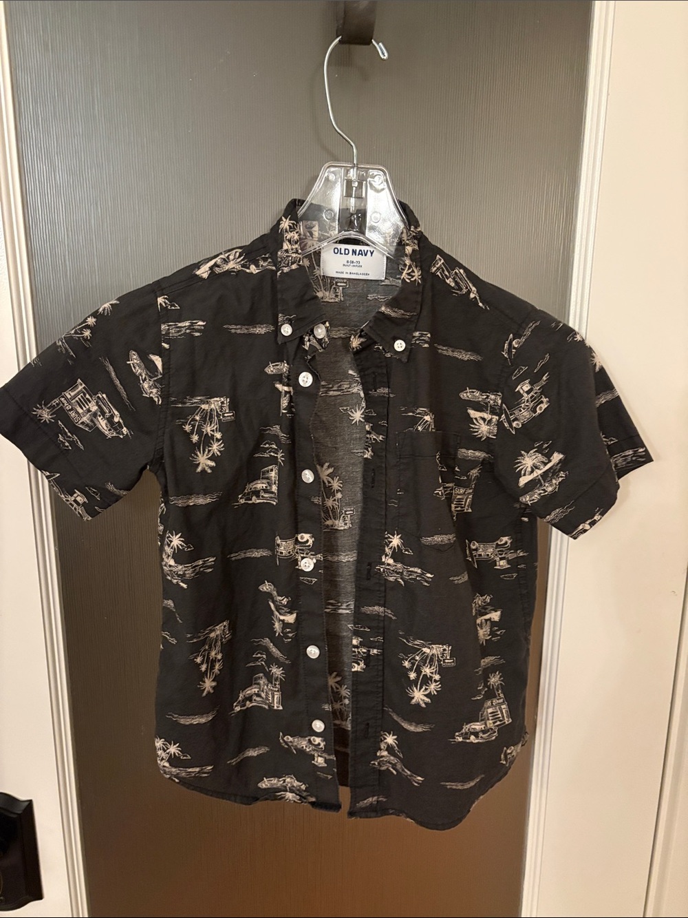 Old Navy Black Short-Sleeve Button-Down Shirt with Beige Island Print